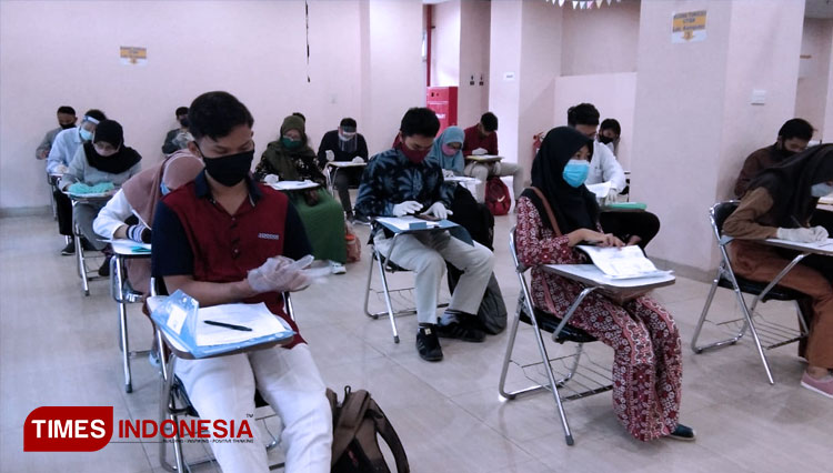 Ujian tertulis berbasis komputer Unsoed Purwokerto, banyak peserta tidak bawa surat dokter. (FOTO: Rama Prasetyo for TIMES Indonesia)