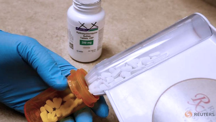 Obat hydroxychloroquine yang ditunjukkan oleh seorang apoteker di apotek di Provo, Utah, AS. (FOTO: Reuters/CNA/Al Jazeera)