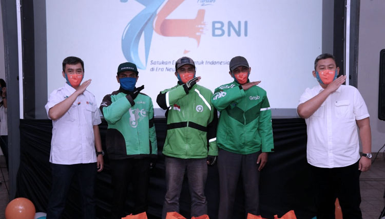 Pendistribusian bantuan paket Sembako dari pegawai BNI dilakukan secara serentak oleh Serikat Pekerja (SP) BNI di seluruh Indonesia, Minggu (5 /7/2020). (Foto: BNI)