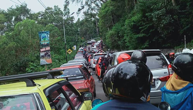 Jalur Sarangan-Cemoro Sewu, Magetan, saat macet. (Foto: Dok. TIMES Indonesia)