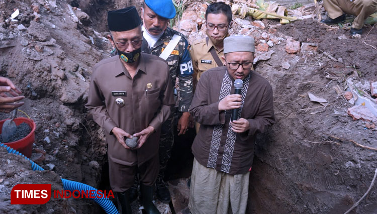 Bupati Bondowoso KH Salwa Arifin saat meletakan batu pertama pembangunan masjid NU di Kotakulon Bondowoso (FOTO: Moh Bahri/TIMES Indonesia).