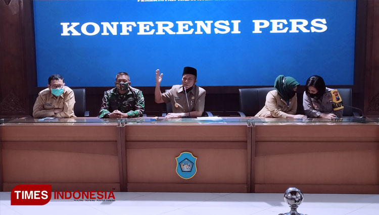 Bupati Lamongan, Fadeli (tengah), menyampaikan penjelasan terkait perkembangan Covid-19, saat konferensi pers di Pendopo Lokatantra Lamongan, Senin (6/7/2020). (FOTO: MFA Rohmatillah/ TIMES Indonesia)
