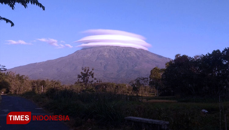 Pemandangan Gunung Lawu tampak dari Magetan saat muncul topi awan beberapa waktu lalu. (FOTO: M Kilat Adinugroho/TIMES Indonesia)