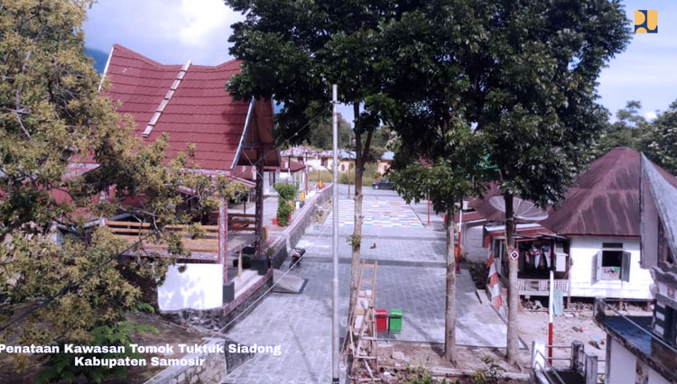  Penataan Kampung Tenun Ulos Huta Raja dengan lebih baik serta dilengkapi dengan berbagai infrastruktur dasar, seperti air bersih sanitasi, dan lansekap yang menarik, maka diharapkan dapat meningkatkan jumlah wisatawan yang berkunjung.  (Foto: Biro Komuni
