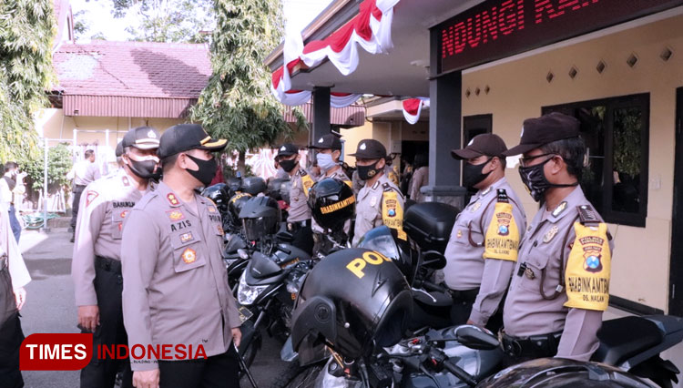 Kapolres Ponorogo AKBP Mochamad Nur Azis periksa kendaraan operasional anggota Bhabinkamtibmas Polres Ponorogo. (foto: Marhaban/TIMES Indonesia)