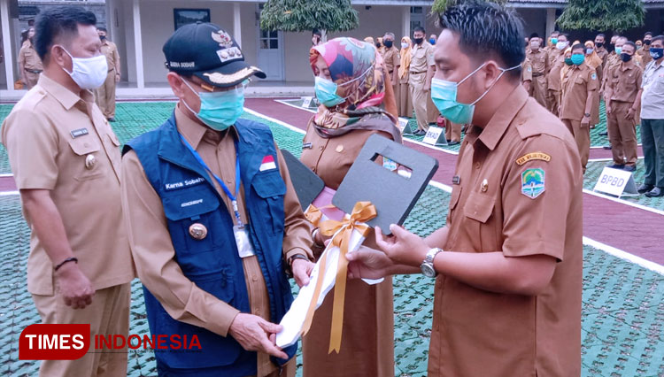 Bupati Majalengka, H Karna Sobahi menyerahkan secara simbolis kunci mobil ambulans kepada pegawai puskesmas. (FOTO: Diskominfo Majalengla for TIMES Indonesia)
