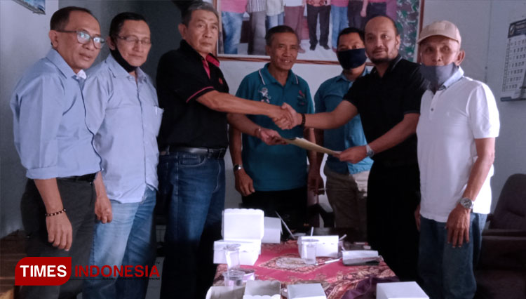 Perwakilan anggota Komunitas Trail Grass Track dan Motto Cross menyerahkan surat pernyataan permohonan maaf atas penggunaan Logo KONI. Diterima langsung oleh Ketua Umum KONI Noer Soetjahjono (tiga dari kiri) di kantornya (FOTO: Moh Bahri/TIMES Indonesia).