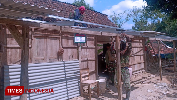 Anggota TNI Satgas TMMD Reg 108 Kodim Sragen memperbaiki rumah Nenek Kasinah.  (FOTO: Mukhtarul H/TIMES Indonesia)