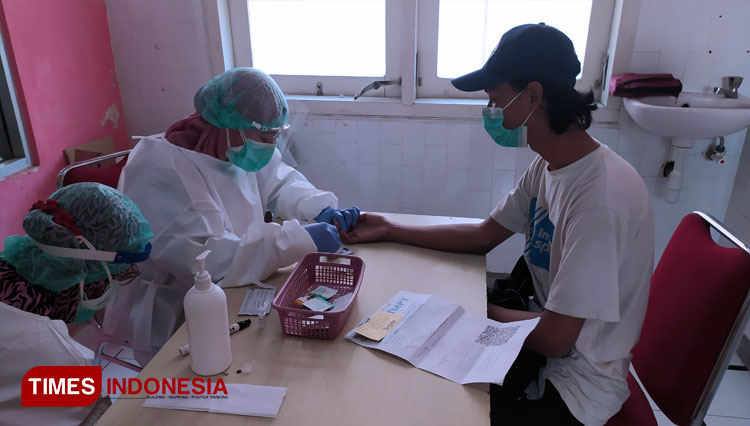 Camaba peserta UTBK melakukan rapid test di RSUD dr. Soegiri Lamongan, Senin (6/7/2020). (FOTO: MFA Rohmatillah/ TIMES Indonesia)