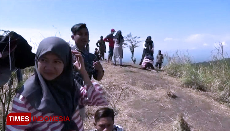 wisata-baru-bukit-Savana-Batitang-2.jpg