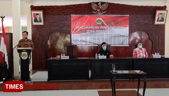 Plt. Kepala Inspektorat Bondowoso Agus Suripno saat memberikan pemaparan dalam acara pencanangan zona integritas Tahun 2020 di pendapa bupati (FOTO: Moh Bahri/TIMES Indonesia).
