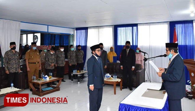 Ketua Yayasan Al Ihya, Barna Subarna saat melantik Nurul Iman. (FOTO: Oon Mujahidin/ TIMES Indonesia)