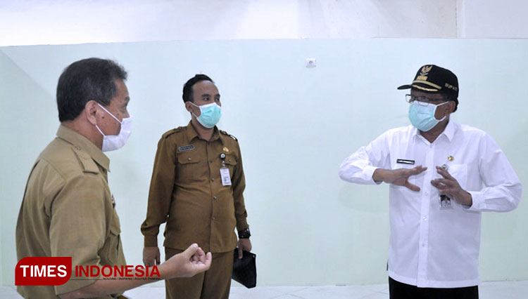 Bupati Gresik Sambari Halim Radianto didampingi Kadis PUTR Gunawan Setijadi dan Kadis Kesehatan drg Saifudin Ghozali saat meninjau RS darurat di Gejos (Foto: Akmal/TIMES Indonesia).
