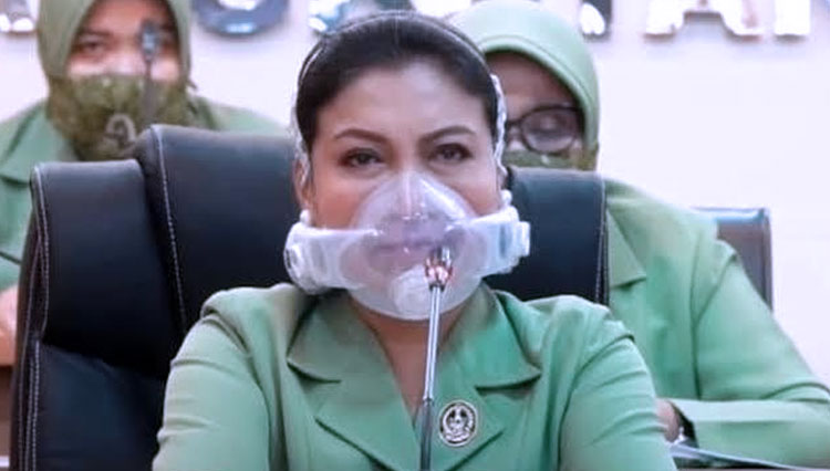 Istri KSAD, Diah Erwiany Trisnamurti Hendrati Hendropriyono saat memakai masker seharga 25 Juta. (Foto: grid.id)