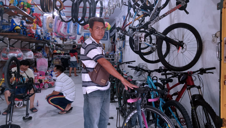 Iksan Biki, salah satu warga Gorontalo yang membeli Sepeda (FOTO: Sarjan Lahay)