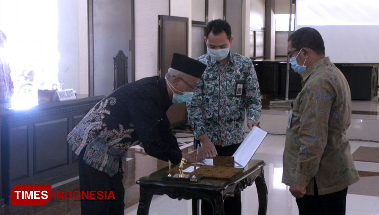 Bupati Bondowoso KH Salwa Arifin saat menandatangani dokumen pencanangan zona integritas di Pendapa Bupati (FOTO: Moh Bahri/TIMES Indonesia).