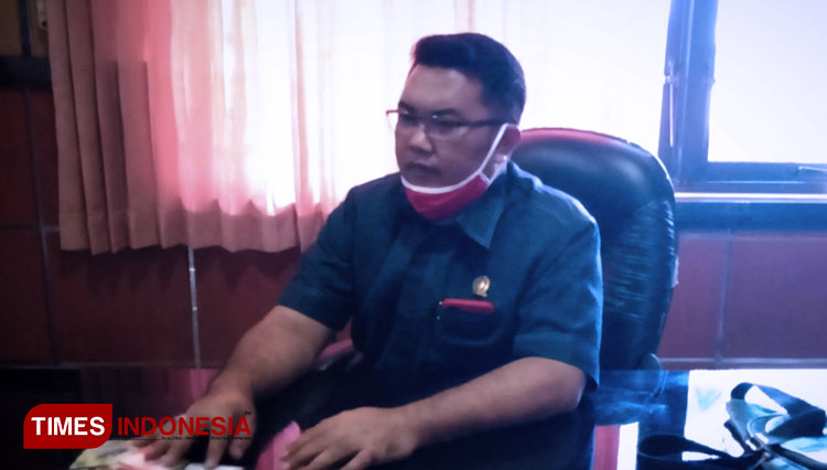 Ketua Pansus Covid-19 DPRD Kabupaten Bondowoso, Sinung Sudrajad saat dikonfirmasi di ruang kerjanya (FOTO: Moh Bahri/TIMES Indonesia)
