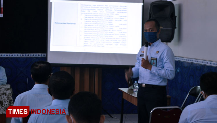 Rapat Koordinasi para petugas di Lapas Tuban untuk mempersiapkan diri menuju zona integritas Wilayah Bebas dari Korupsi dan Wilayah Birokrasi Bersih dan Melayani (WBK/WBBM) Selasa, (07/07/2020). (FOTO: Achmad Choirudin/TIMES Indonesia)