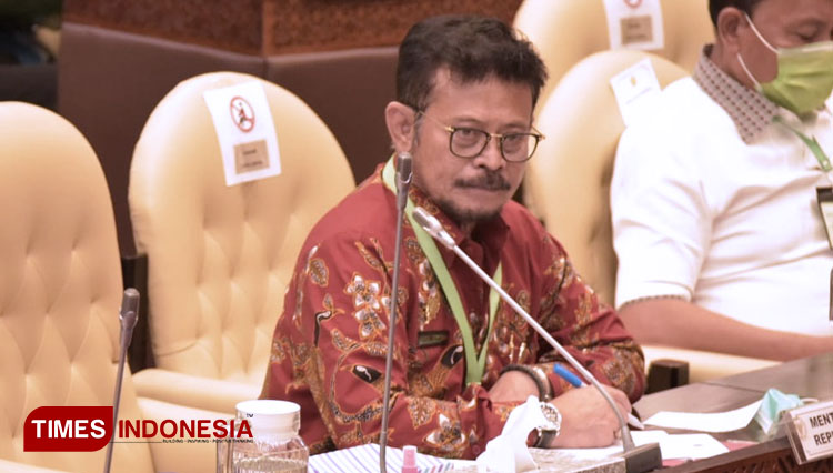 Menteri Pertanian RI Syahrul Yasin Limpo tampak mengenakan kalung antivirus corona, salah satu produk eucalyptus temenuan Kementan RI saat rapat dengar pendapat dengan Komisi IV DPR RI. (FOTO: Hasbullah/TIMES Indonesia)