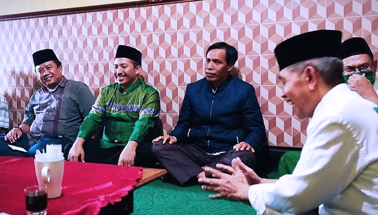 dr Umar (batik hijau) bersama pengurus NU Kabupaten Malang. (FOTO: Dok PCNU)