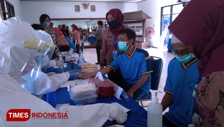 Penguji Balai Pelayanan Rehabilitasi Sosial PMKS Dinsos Jatim saat melakukan rapid test masal, Senin (7/7/2020). (FOTO: Khusnul Hasana/TIMES Indonesia) 