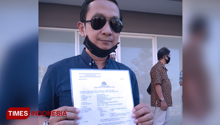Kuasa Hukum Paguyuban Cinta Damai, Rahmad Ramadhan Machfoed saat menunjukan laporan polisi kasus Sipoa Grub. (Foto: Khusnul Hasana/TIMES Indonesia)