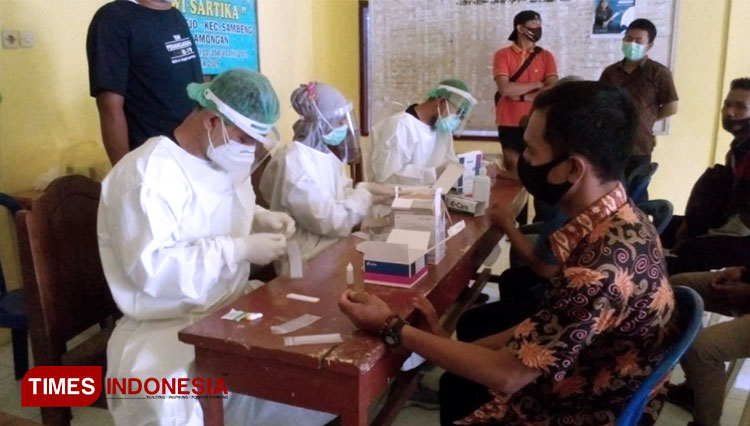Pelaksanaan rapid test yang digelar Bawaslu Lamongan di Kecamatan Sambeng, Selasa (7/7/2020). (FOTO: Bawaslu Lamongan for TIMES Indonesia)