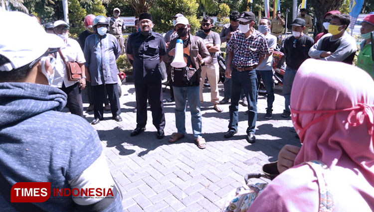 Tokoh masyarakat Desa Roomo Kecamatan Manyar saat demo di depan Pemkab Gresik. (Foto: Akmal/TIMES Indonesia)