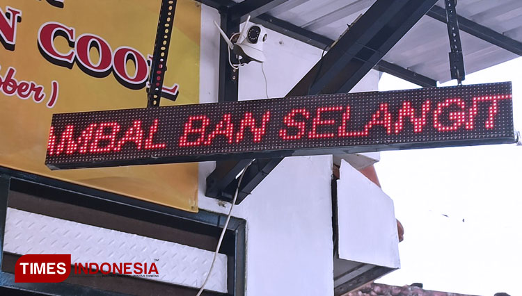 Plat nama bengkel ban di Banyuwangi. (FOTO: Agung Sedana/TIMES Indonesia)