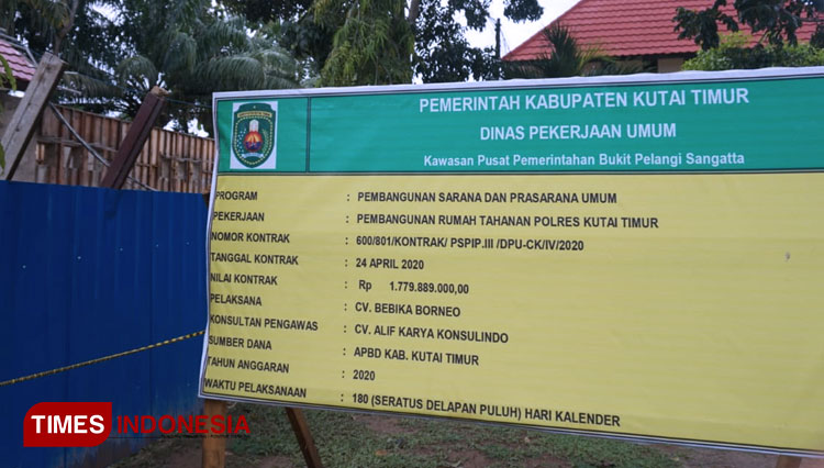Papan nama proyek di Polres Kutim. (Foto: Kusnadi/TIMES Indonesia)