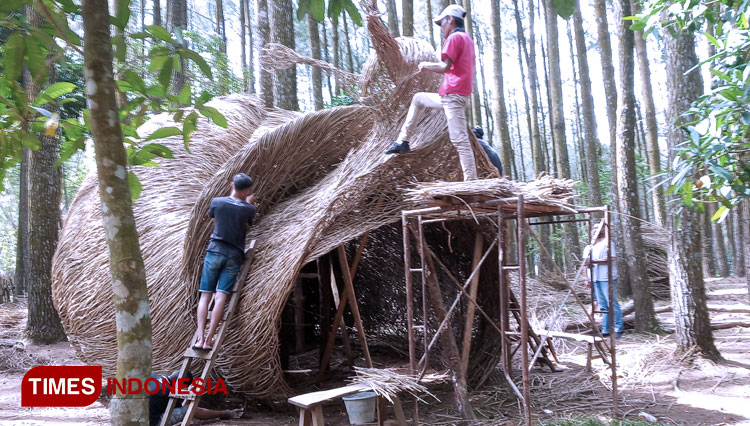 Rumah siput menjadi ikon baru di hutan pinus yang disiapkan untuk menyambut wisatawan. (Foto: Totok Hidayat/TIMES Indonesia)