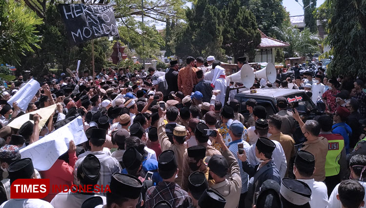 Aksi Unjuk Rasa Ratusan Santri di Kabupaten Cirebon (Foto: Devteo MP/TIMES Indonesia)