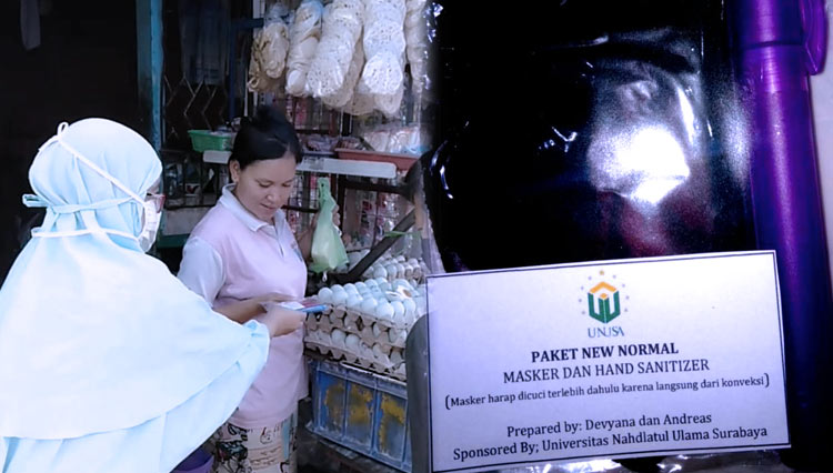 Tim Pengabdi Masyarakat Unusa saat membagikan paket new normal kepada pedagang di pasar Banyu Urip Kidul Surabaya. (Foto: Humas Unusa for TIMES Indonesia)