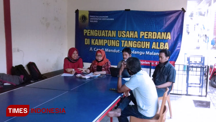 Drs.Syamsul Bahri, MS.i. Ak., CA dan Khojanah Hasan, SE., MM.,Ak., CA saat berkoordinasi dilokasi pemberdayaan masyarakat di Mojolangu. (FOTO: AJP TIMES Indonesia)