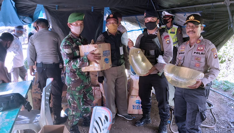 Intel Kodim 1314 Gorut bersama Polisi saat melakukan Pengamanan Miras asal Sulut. (Foro: TNI)
