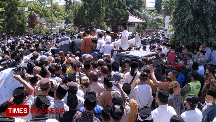 Unjuk rasa ratusan santri memprotes pernyataan ketua Komisi III DPRD Kabupaten Cirebon. (Foto: Devteo MP/TIMES Indonesia)