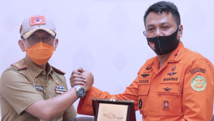 Kepala Basarnas Bandung, Deden Ridwansah (kanan) saat menerima kunjungan Kepala Pelaksana BPBD Jawa Barat, Dani Ramdan, di Kantor Basarnas Bandung, Rabu (8/7/2020). (Foto: Basarnas Bandung for TIMES Indonesia)