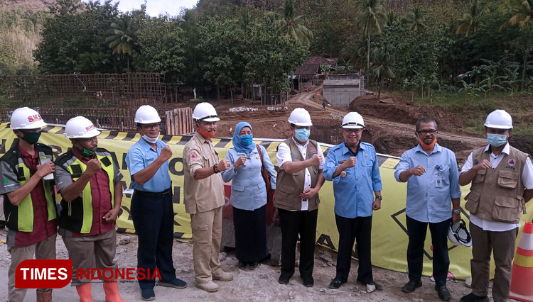 Deputi Bidang Rehabilitasi dan Rekonstruksi BNPB Rifai didampingi Bupati Bantul Suharsono meninjau pembangunan jembatan kedhungjati (Foto : Totok Hidayat/TIMES Indonesia)