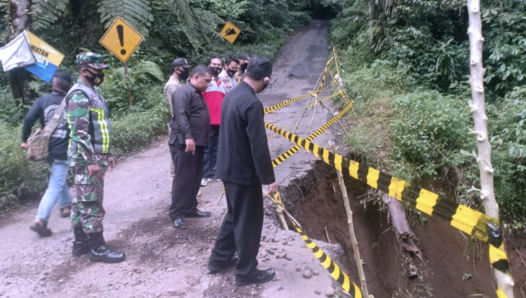 Jalan menuju Kawah Ijen ambles akibat hujan. (Foto: Pusdalops BPBD Banyuwangi)