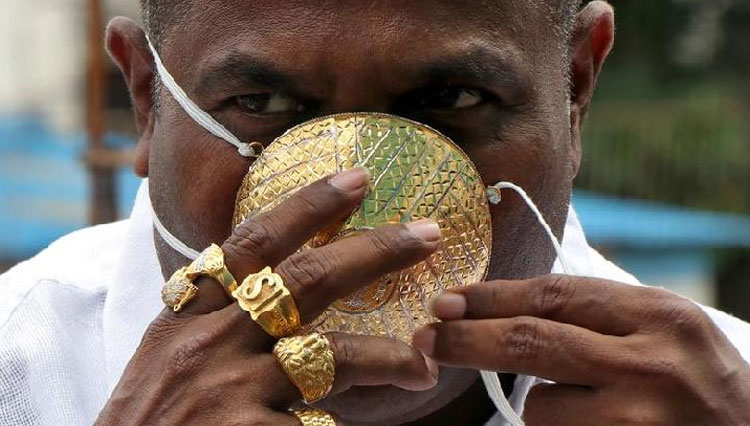 Shankar Kurhade, 48 tahun, mengenakan masker yang terbuat dari emas untuk melindungi diri dari penyebaran penyakit virus corona (Covid-19) di Pune, India, 4 Juli 2020. Kurhade mengklaim masker itu memiliki berat 50 gram dan biaya sekitar US$ 3870. (FOTO: 