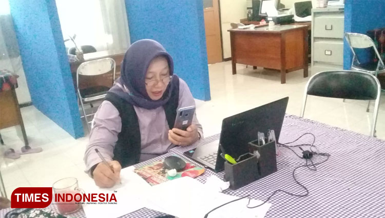 Salah satu dosen pembimbing skripsi Asma Trakoonrasta, mahasiswa asal Thailand ikut dalam ujian skripsi daring lintas negara, Senin (6/7/2020). (Foto: Humas Unej for TIMES Indonesia)