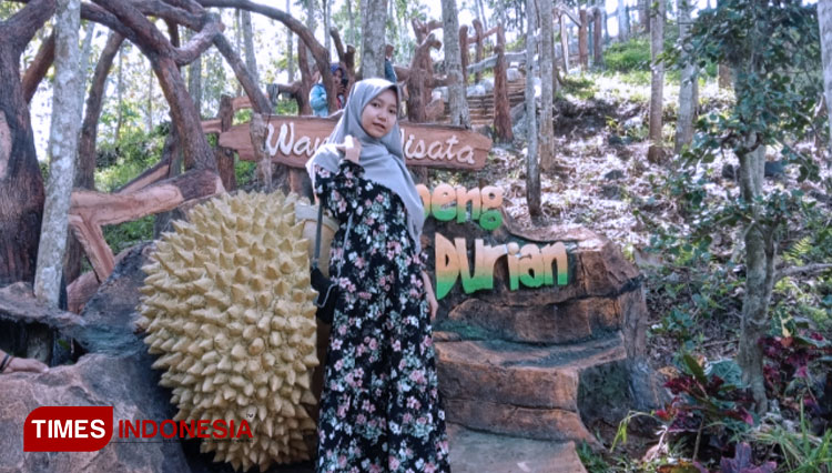 Warga saat berada di Wisata kampung durian di Dusun Monging, Desa Tebul Barat. (Foto: Akhmad Syafi'i/TIMES Indonesia)