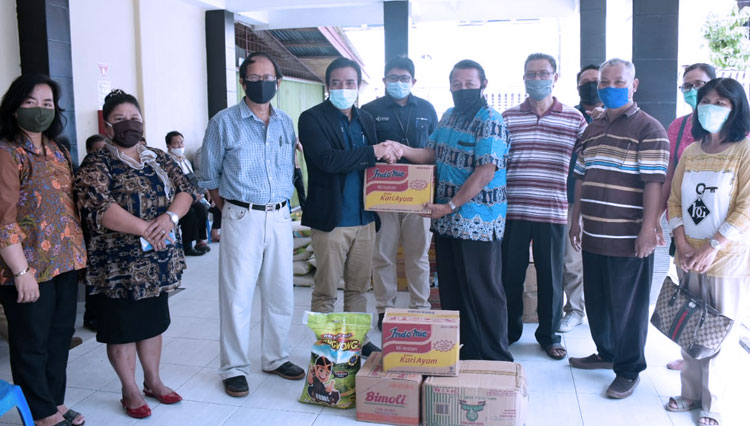 Manager Humas Pupuk Kaltim, Wahyudi menyerahkan bantuan kepada perwakilan pendeta dan pastor. (Foto: Humas PKT For TIMES Indonesia)