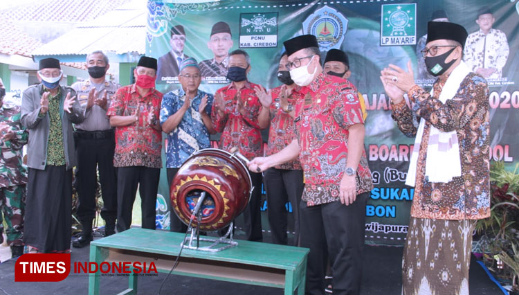 Bupati Cirebon, Imron Rosyadi saat melakukan launching MTs NU Al-Hidayah di Desa Ciawi Japura Kecamatan Susukan Lebak Kabupaten Cirebon (Foto: Devteo MP/TIMES Indonesia)