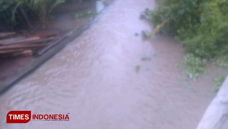 Suasana air meluap menggenangi rumah Warga Desa Wewemo Morotai Timur, foto diambil pada Kamis siang (9/7/2020) kondisi sudah mulai surut. (Foto: Abdul H Husain/TIMES Indonesia)