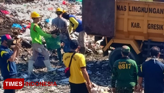 Bersih-bersih lingkungan (Foto: Dokumen Kades Kalirejo for TIMES Indonesia).