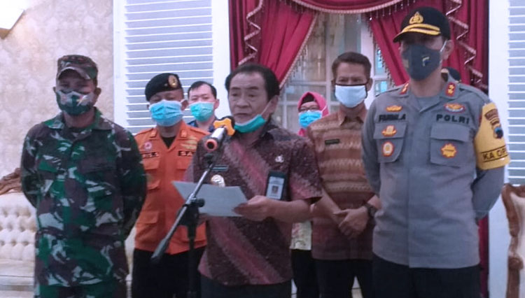 Bupati Banjarnegara Budhi Sarwono berikan keterangan pers  terkait perkembangan virus corona atau Covid-19. (FOTO: Kominfo/TIMES Indonesia)