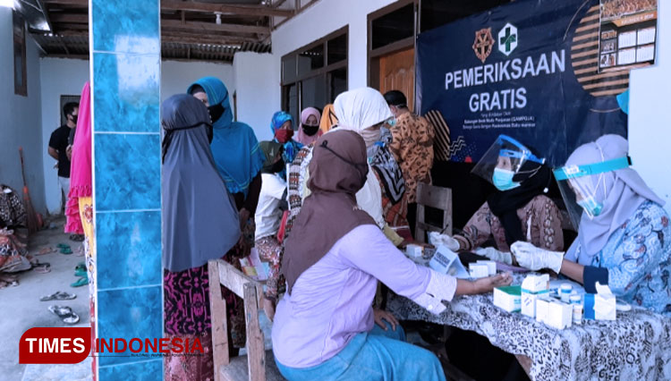 GAMPOJA saat menggelar pengobatan dan tes kesehatan gratis, ke sejumlah warga di Dusun Taretah, Desa Ponjanan Barat Kecamatan Batumarmar Pamekasan. (Foto: Akhmad Syafi'i/TIMES Indonesia)