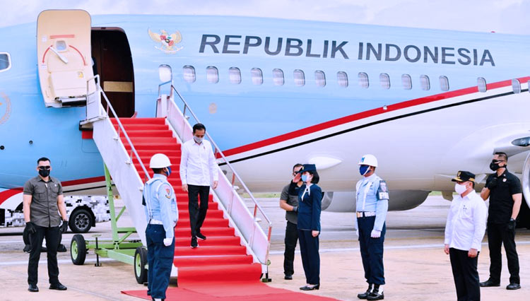 Presiden RI Joko Widodo menggunakan Helikopter Super Puma TNI AU Merah Putih dalam kunjungan di Provinsi Kalimantan Tengah. (Foto: Laily Rachev/Biro Pers Sekretariat Presiden RI)