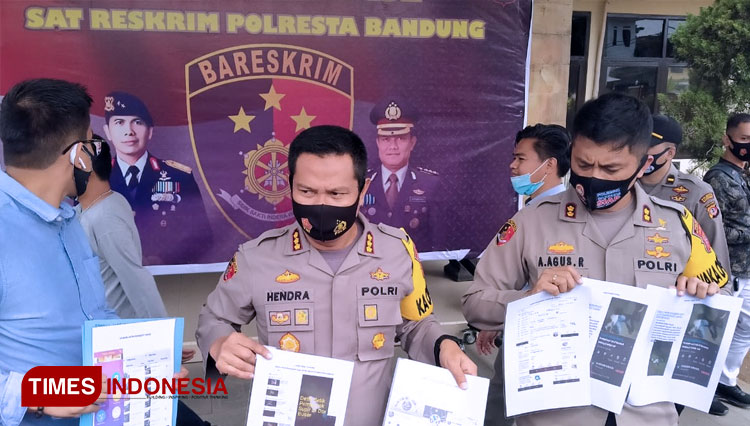 Kapolresta Bandung Kombes Pol Hendra Kurniawan saat ekspos video hoax yang viral, di Mapolresta Bandung, Kamis (9/7/20). (FOTO: Iwa/TIMES Indonesia)